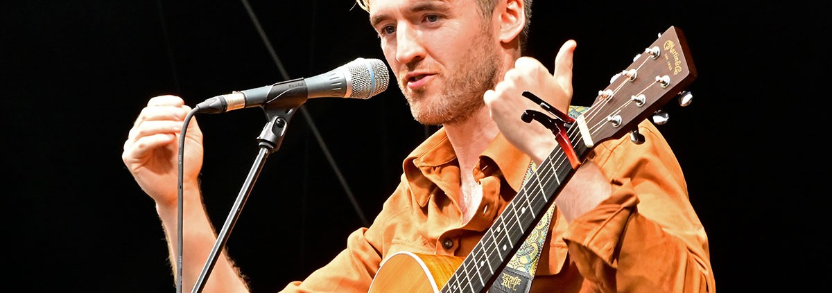 B9042391 / Colin ANDREW, 2024, Regensburg, Piazza-Festival (c) Bernd Schweinar